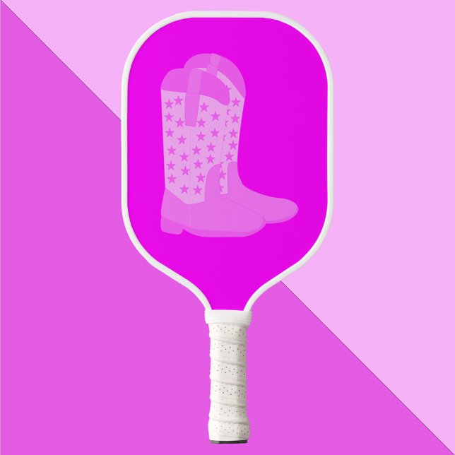 Raquette De Pickleball Étoiles de cowboy Boots Arrière - plan rose (A pickleball paddle featuring a pink pair of cowboy boots with stars.)