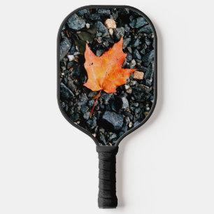 Raquette De Pickleball Feuille orange sur rochers noirs