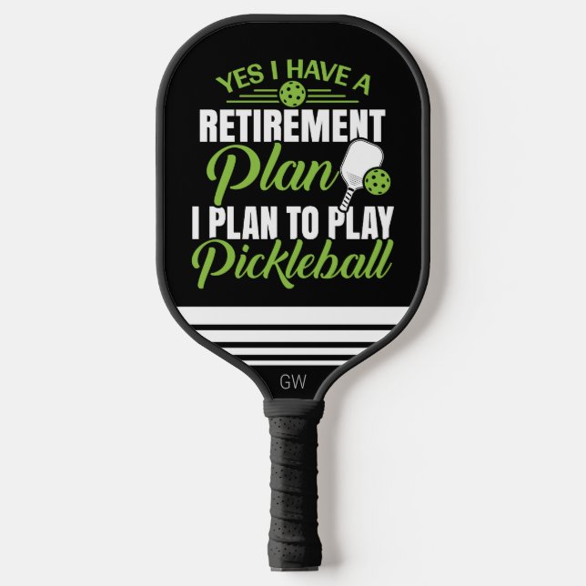 Raquette De Pickleball Funny Retraite Monogramme noir et vert (Recto)