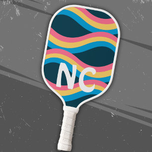 Raquette De Pickleball Initiales et ondes rétro en bleu rose jaune