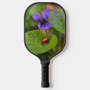 Raquette De Pickleball Ladybug sur les fleurs de violet doux