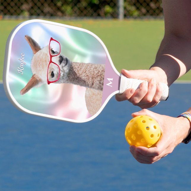Raquette De Pickleball Lunettes rouges Cute Alpaca, Nom Monogram Iridesce (Créateur téléchargé)