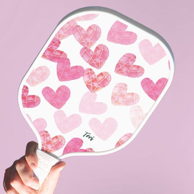 Raquette De Pickleball Moderne rose Valentine Coeurs d'amour Monogramme (Love to play Pickleball. Monogrammed with name. Cool and unique. )