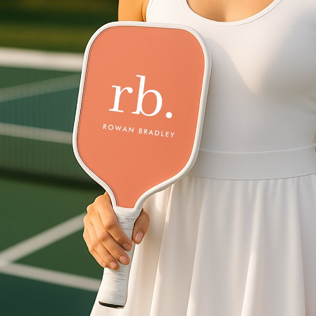 Raquette De Pickleball Monogramme Corail Pêche Élégante Feminine Minimali (Feminine stylish coral peach unique monogram pickleball paddles.)