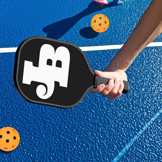 Raquette De Pickleball Monogramme Gras double initial noir et blanc (Pickleball Bat with Bold Monogram of Interlocked Double Initials)