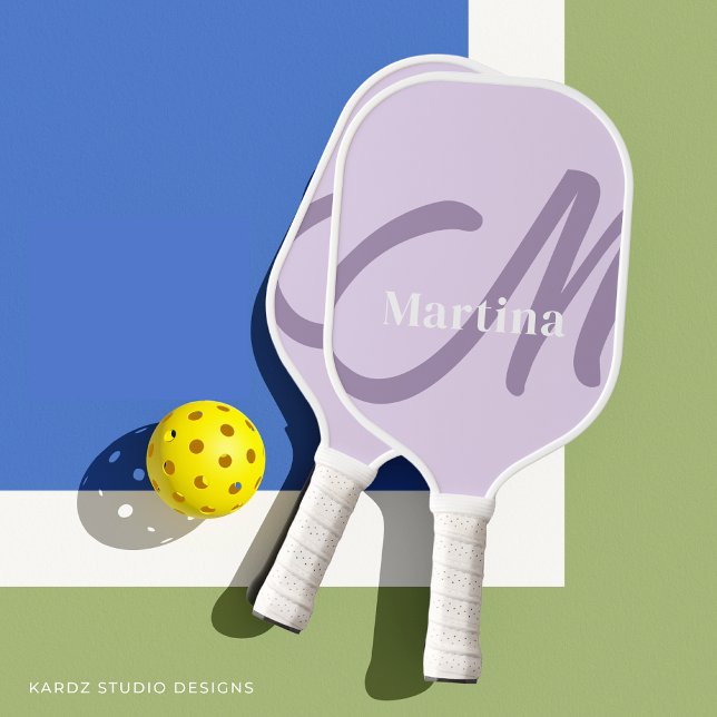 Raquette De Pickleball Monogramme Lilac personnalisé initial (Design repeats in back of paddle, personalize with name and initial.)