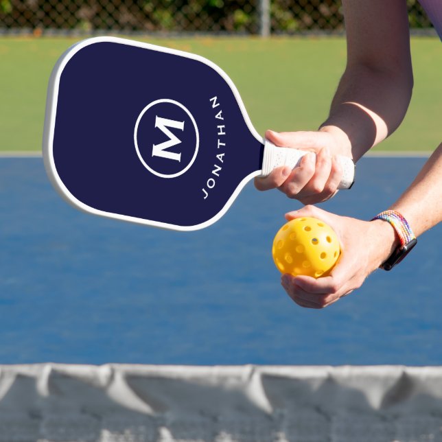 Raquette De Pickleball Monogramme moderne bleu marine (Insitu)
