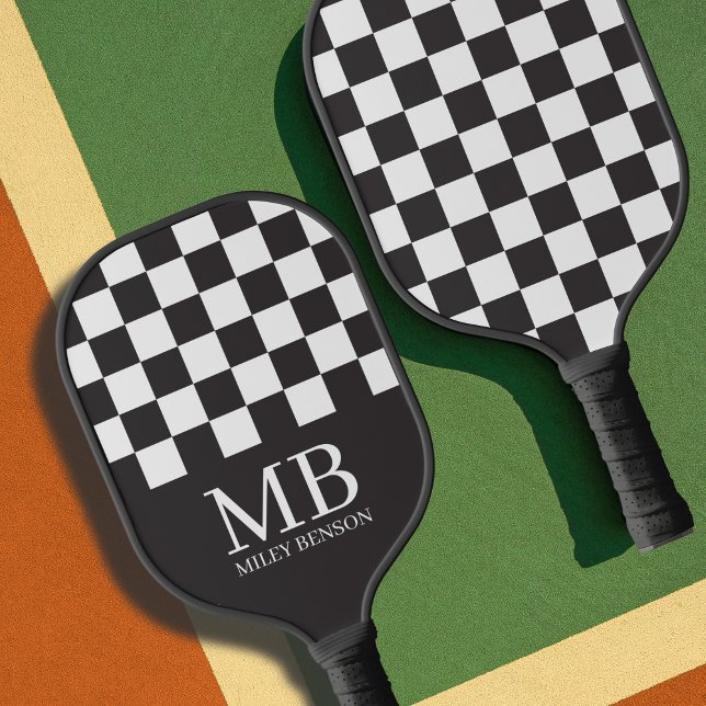Raquette De Pickleball Noir & Blanc esthétique À damiers Monogramme rétro (Checkered black and white personalized pickleball paddle)