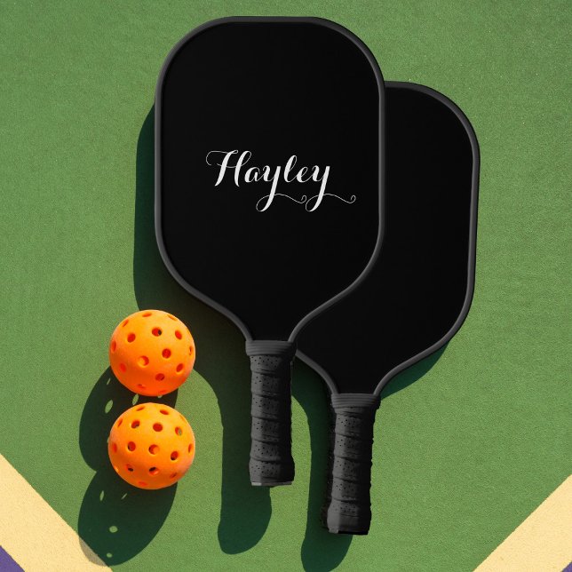 Raquette De Pickleball Noir monogramme de script (Chic black pickleball paddle with white text customized with a woman's name in elegant script font)