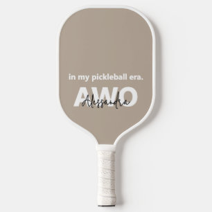 Raquette De Pickleball Nom du monogramme Tan Taupe Blanc Noir Minimaliste