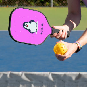 Raquette De Pickleball Nom personnalisé pingouin mignon sur rose