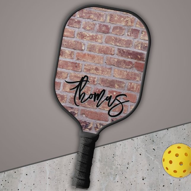 Raquette De Pickleball Votre nom comme Graffiti sur un mur en briques rou (Créateur téléchargé)