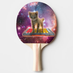 Raquette De Ping Pong Chat sur synthétiseurs dans l'espace