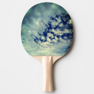 Raquette De Ping Pong Ciel foncé, à travers les nuages
