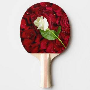Raquette De Ping Pong Rose blanc sur les pétales rouges