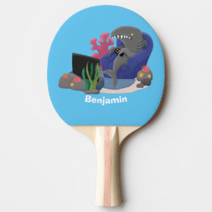Raquette De Ping Pong Un requin drôle en regardant la bande dessinée de 
