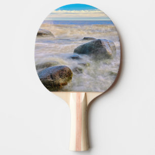 Raquette De Ping Pong Vagues s'écrasant sur les rochers riverains