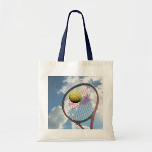 Raquette et balle de tennis dans le sac à air