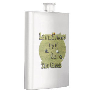 Rasenbowler machen das auf der grünen Hüftflasche Flachmann