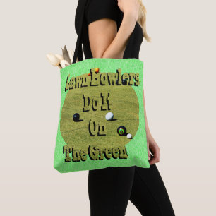 Rasenbowler machen das auf grüner, sonniger Ebene Tasche
