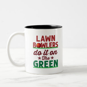 Rasenbowler machen es auf Grün Zweifarbige Tasse