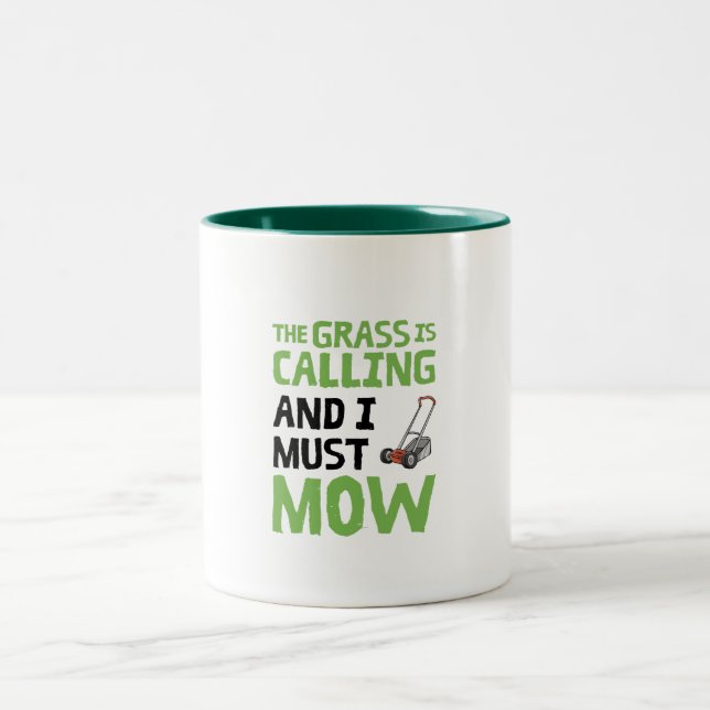 Rasenmäher - das Gras ruft und ich muss mähen Zweifarbige Tasse (Mittel)