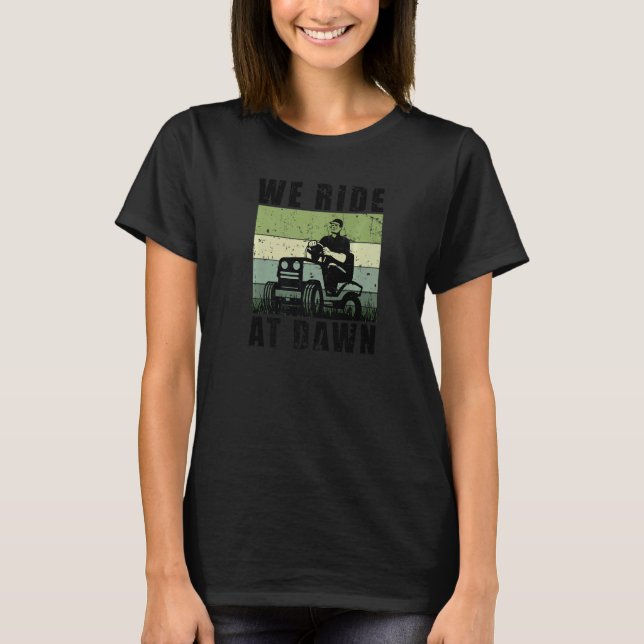 Rasenmäher, die bei Morgengrauen fahren T-Shirt (Vorderseite)