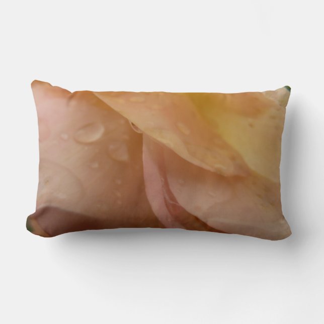 Rasierropfen auf Rose Petals Pink Peach Floral Lendenkissen (Vorderseite)