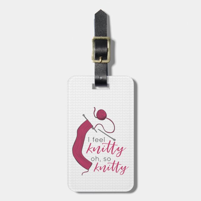 Raspberry Jam I Feel Knitty, Oh, so Knitty Gepäckanhänger (Vorderseite vertikal)