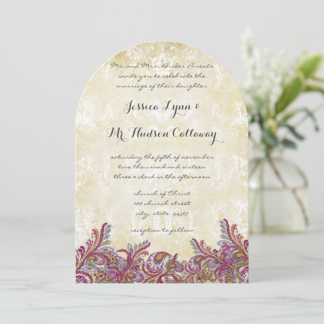 Raspberry Paisley Damask Hochzeitseinladungen Einladung (Stehend Vorderseite)
