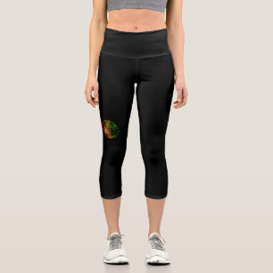 Rasta schwarze Frau in rot-gelb-grün Capri Leggings