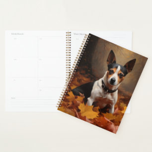 Rat Terrier dans les feuilles d'automne qui tomben
