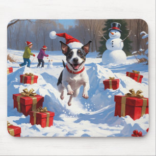 Rat Terrier läuft im Schnee mit Weihnachtshut Mousepad