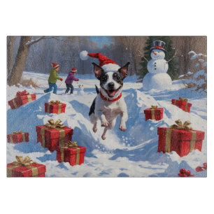 Rat Terrier läuft im Schnee mit Weihnachtshut Schneidebrett