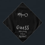 Ratet mal, wer ein großer schwarzer Hund sein wird Halstuch<br><div class="desc">Weiße Bandana mit niedlicher, lustiger Textankündigung... Raten Sie mal, wer wird eine große Schwester sein? Denn Ihr Haustier ist auch Teil der Familie! Ideal für die Ankündigung eines neuen Haustieres oder Babys! Die Hintergrundfarbe ist für jede gewünschte Farbe, wie auch für den Schriftart, die Größe und/oder die Farbe, anpassbar... sollten...</div>