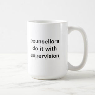 Ratsmitglieder tun es mit Überwachung Kaffeetasse