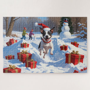 Ratt Terrier läuft im Schnee mit Weihnachtsmütze