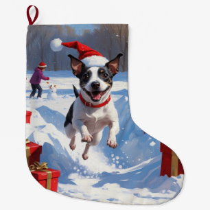 Ratt Terrier läuft im Schnee mit Weihnachtsmütze Großer Weihnachtsstrumpf