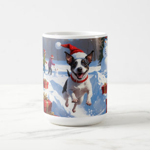 Ratt Terrier läuft im Schnee mit Weihnachtsmütze Kaffeetasse
