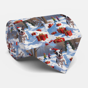 Ratt Terrier läuft im Schnee mit Weihnachtsmütze Krawatte