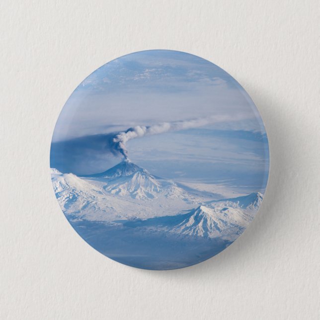 Rauch aus dem Vulkan Kliuchevskoi. Button (Vorderseite)