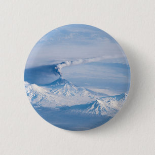 Rauch aus dem Vulkan Kliuchevskoi. Button