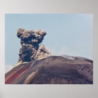 Rauch, der vom aktiven Vulkan Anak Krakatau entkom