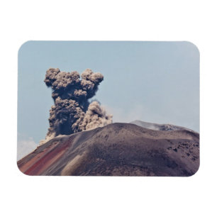 Rauch entweicht aus dem aktiven Vulkan Anak Krakat Magnet