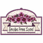 "Rauch-Freihafengebiet" - dekoratives Zeichen - 17 Fotoskulptur Ornament<br><div class="desc">Karminrote Rosen auf Creme: Dieses Einzelteil ist ein Teil einer großen Sammlung Mischungs- u. Matchgeschenke alle mit den gleichen Elementen des grundlegenden Entwurfs. Der ursprüngliche Entwurf war handgemalt und kennzeichnet karminrote Rosen auf einem Sahnehintergrund, Kastanienbraun und Creme-Karos und -streifen und etwas cremefarbene Spitze auf einem karminroten oder kastanienbraunen Hintergrund. Grafik...</div>