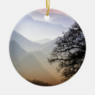 Rauchiger Gebirgssonnenuntergang von der blauen Keramik Ornament