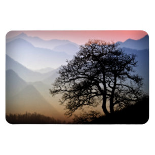 Rauchiger Gebirgssonnenuntergang von der blauen Magnet