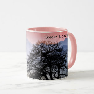 Rauchiger Gebirgssonnenuntergang von der blauen Tasse