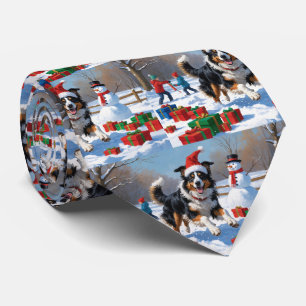 Raucollie läuft im Schnee mit Weihnachtsmütze Krawatte