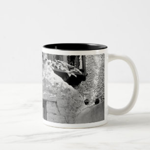 Raue Ziegelsteinglocke im Eingang, Santa Fe, neu Zweifarbige Tasse